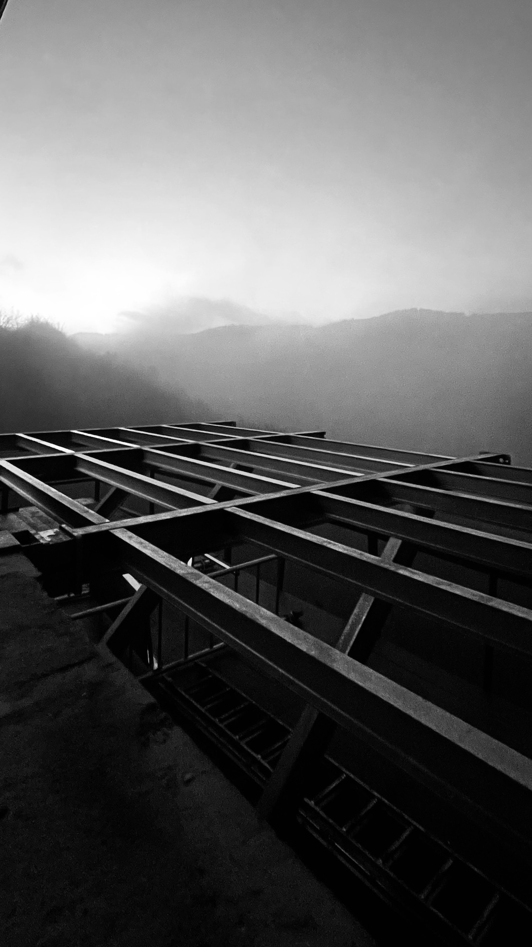 Balkon in Dreiborn mit Aussicht auf die Landschaft im Nebel. Balkonbau für Aachen, Düren, Köln und die Eifel von zertifizierten Experten